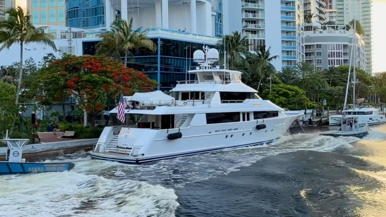 yacht crashes along New River in Fort Lauderdale