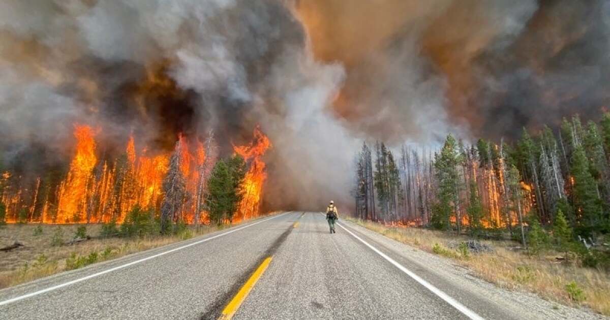 Wildfire engulfing road closes Idaho 21 near Stanley, Forest Service