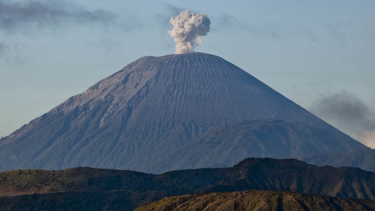 Indonesia volcano Hundreds of hikers trapped after earthquake Indonesia volcano Hundreds of hikers trapped after earthquake