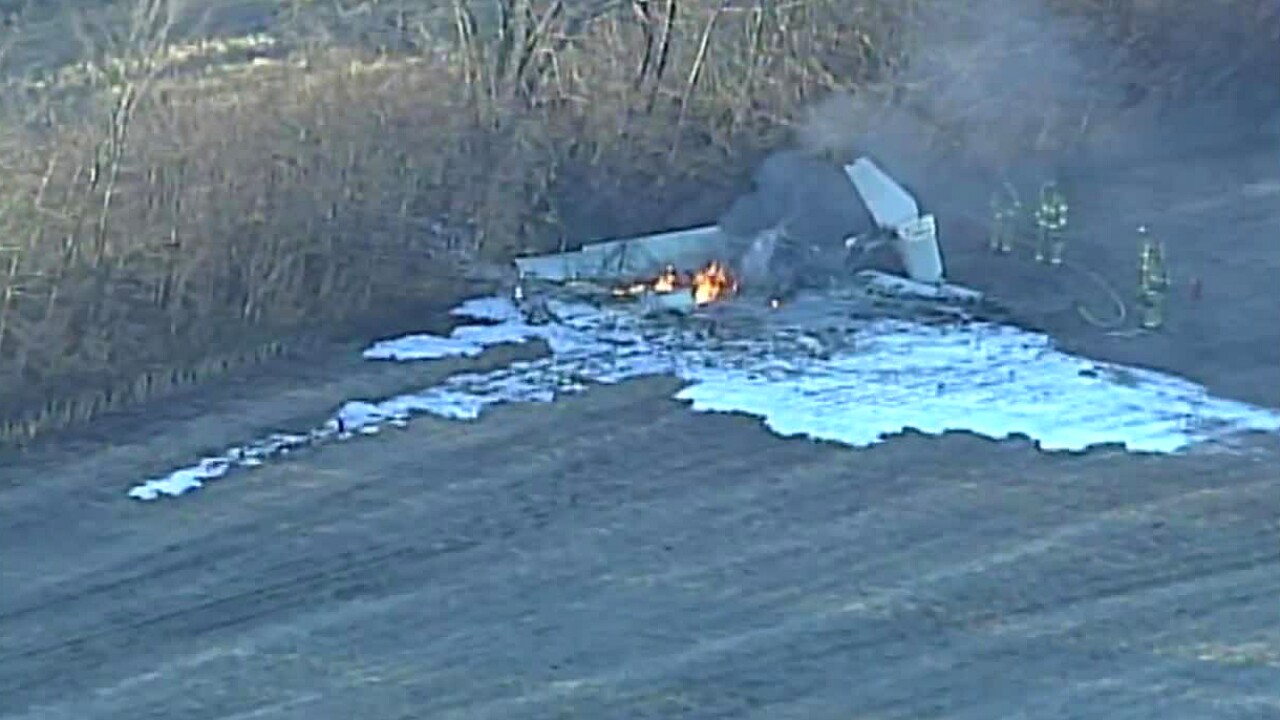 2 dead in plane crash at an airport in Kansas