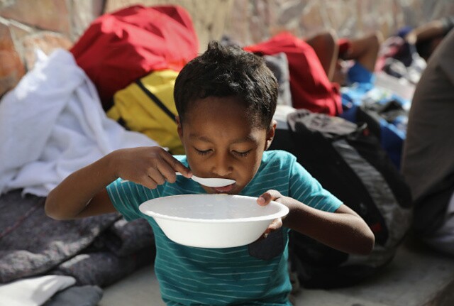 Migrant caravan approaches US-Mexico border