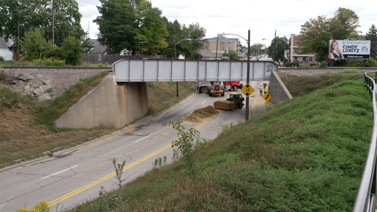 de pere bridge hay bales