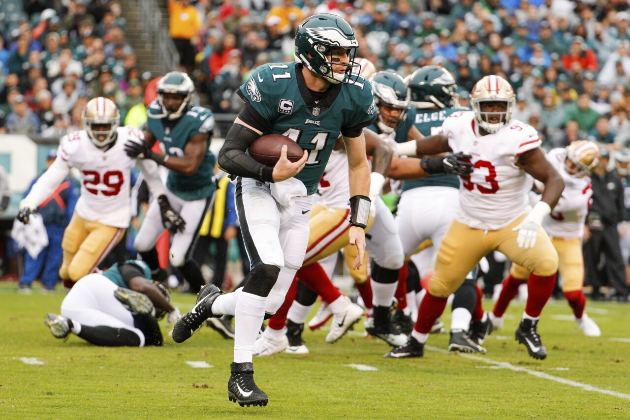 Philadelphia Eagles QB Carson Wentz scrambles vs San Francisco 49ers in 2017