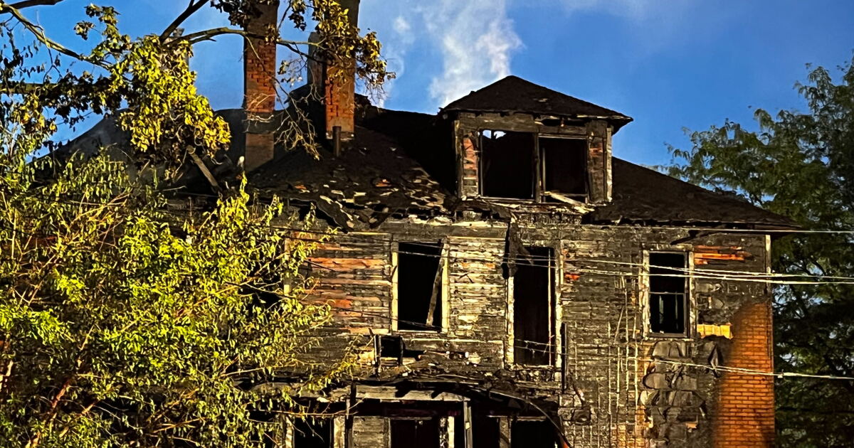 Vacant building fire shuts down Kalamazoo intersection