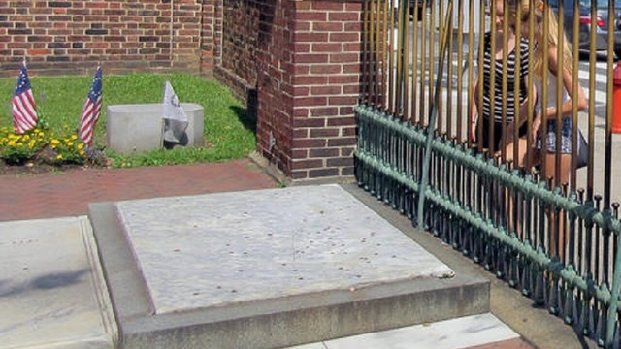 Benjamin Franklin's gravestone develops crack from pennies
