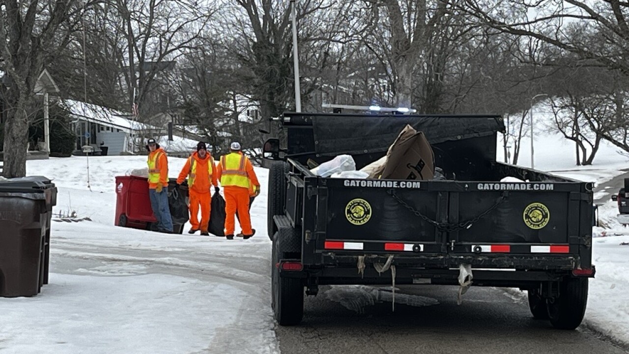 Jessamine Co. inmates collecting trash