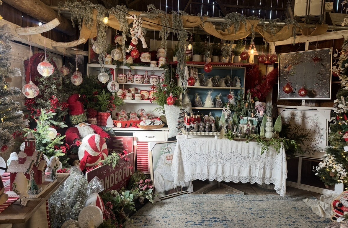 CHRISTMAS DECOR INSIDE BARN