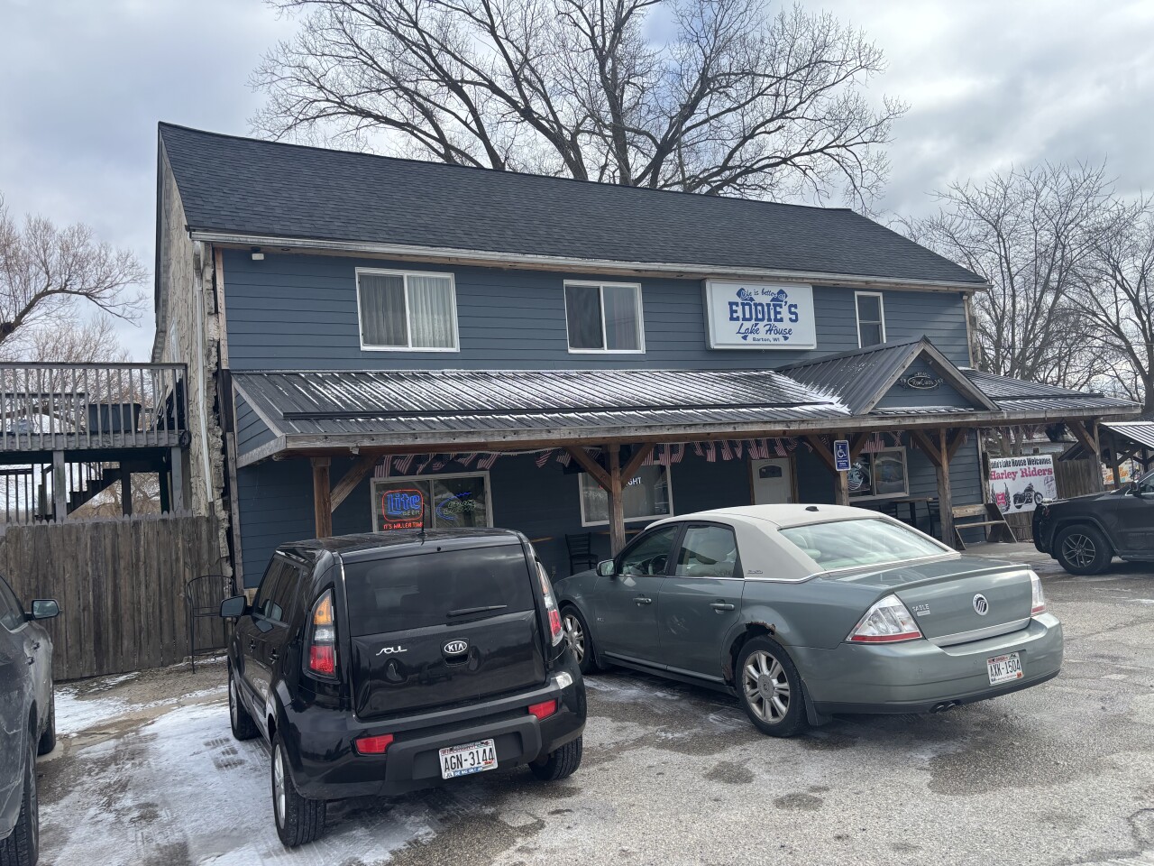 West Bend bar serves as Thanksgiving gathering spot for regulars celebrating Packers game and holiday meal