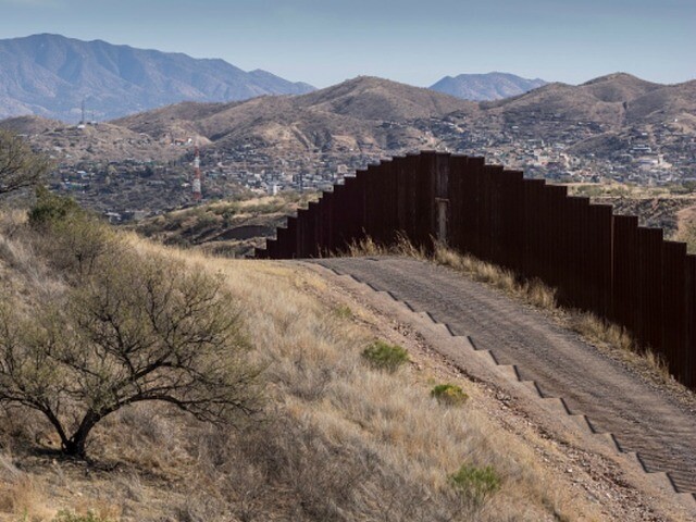 Hundreds try and cut through border fence