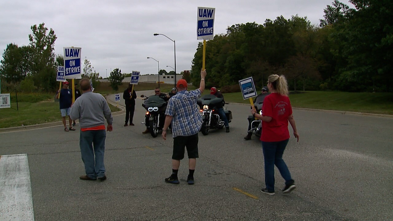 uaw strike streetsboro.jpg