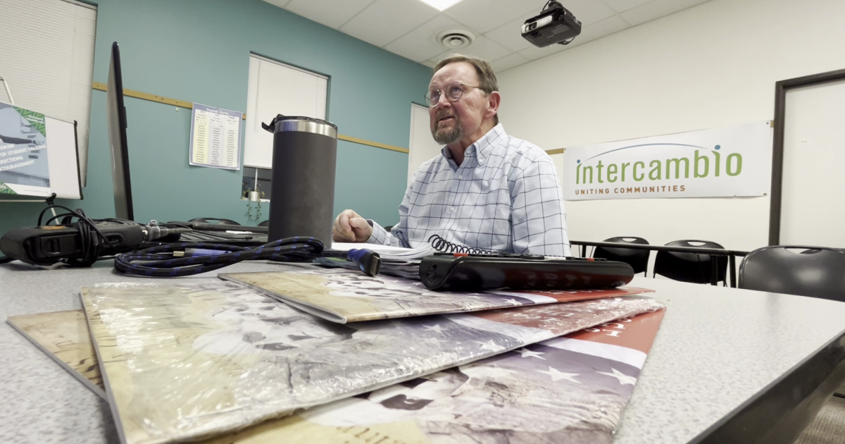 Colorado man preparing immigrant community for US citizenship test - Vimarsana News