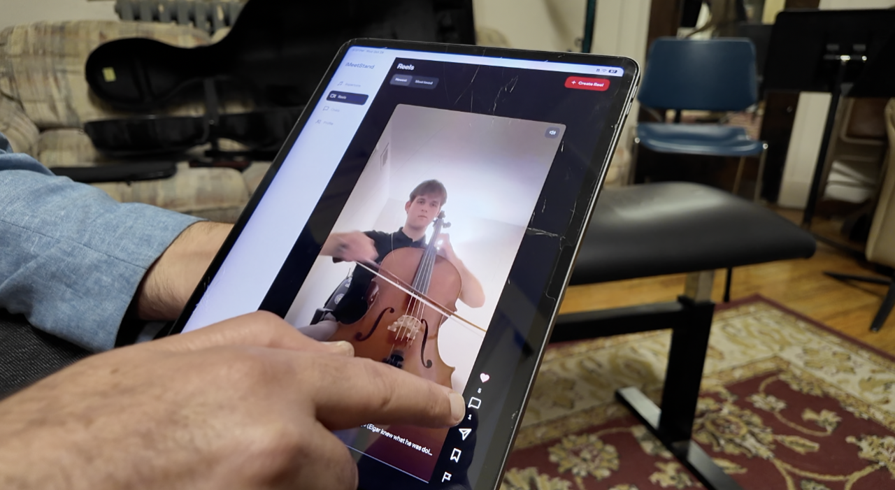 A cellist using iMeetStand to get tips
