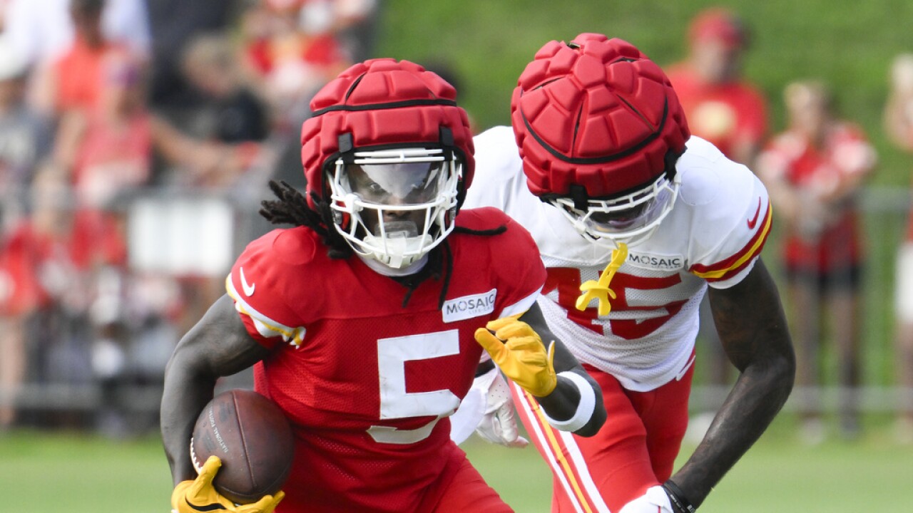 New Chiefs WR Hollywood Brown exits preseason opener with shoulder injury