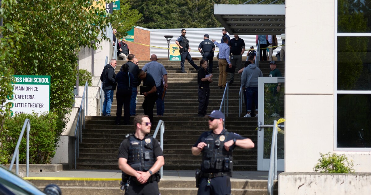 Washington high school stabbing leaves 4 students, guard injured