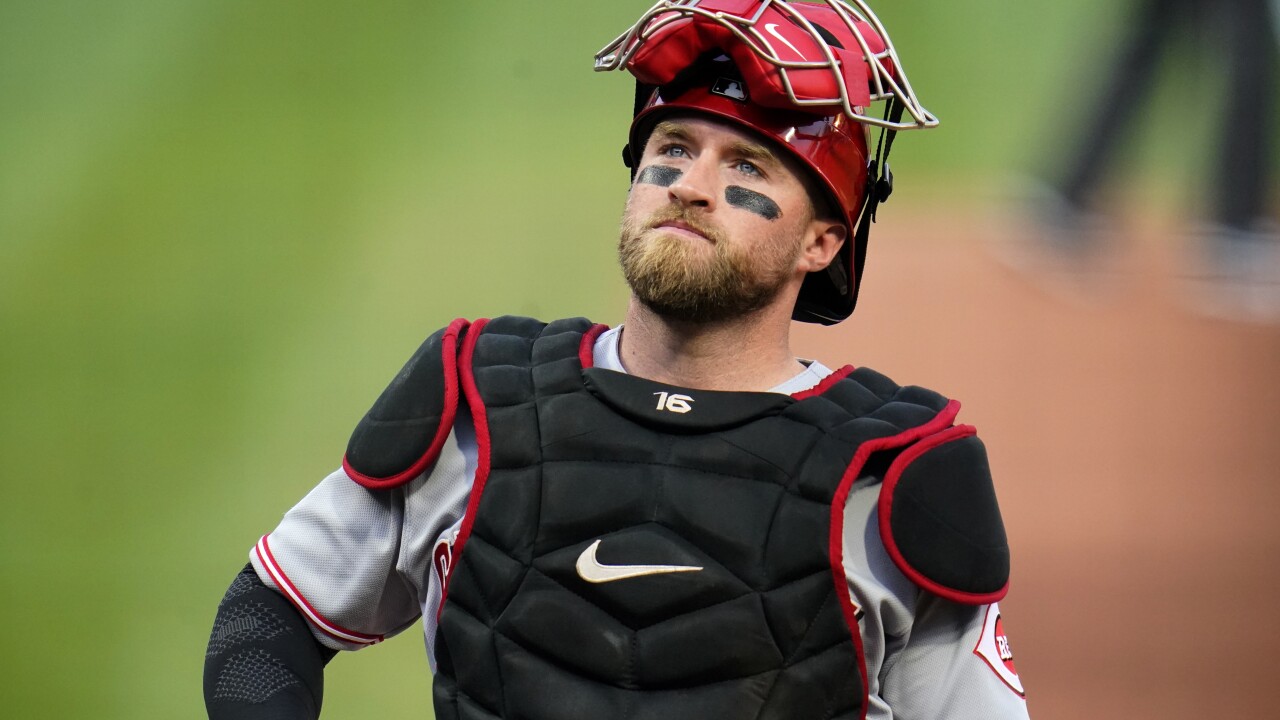 Detroit Tigers acquire catcher Tucker Barnhart from Reds
