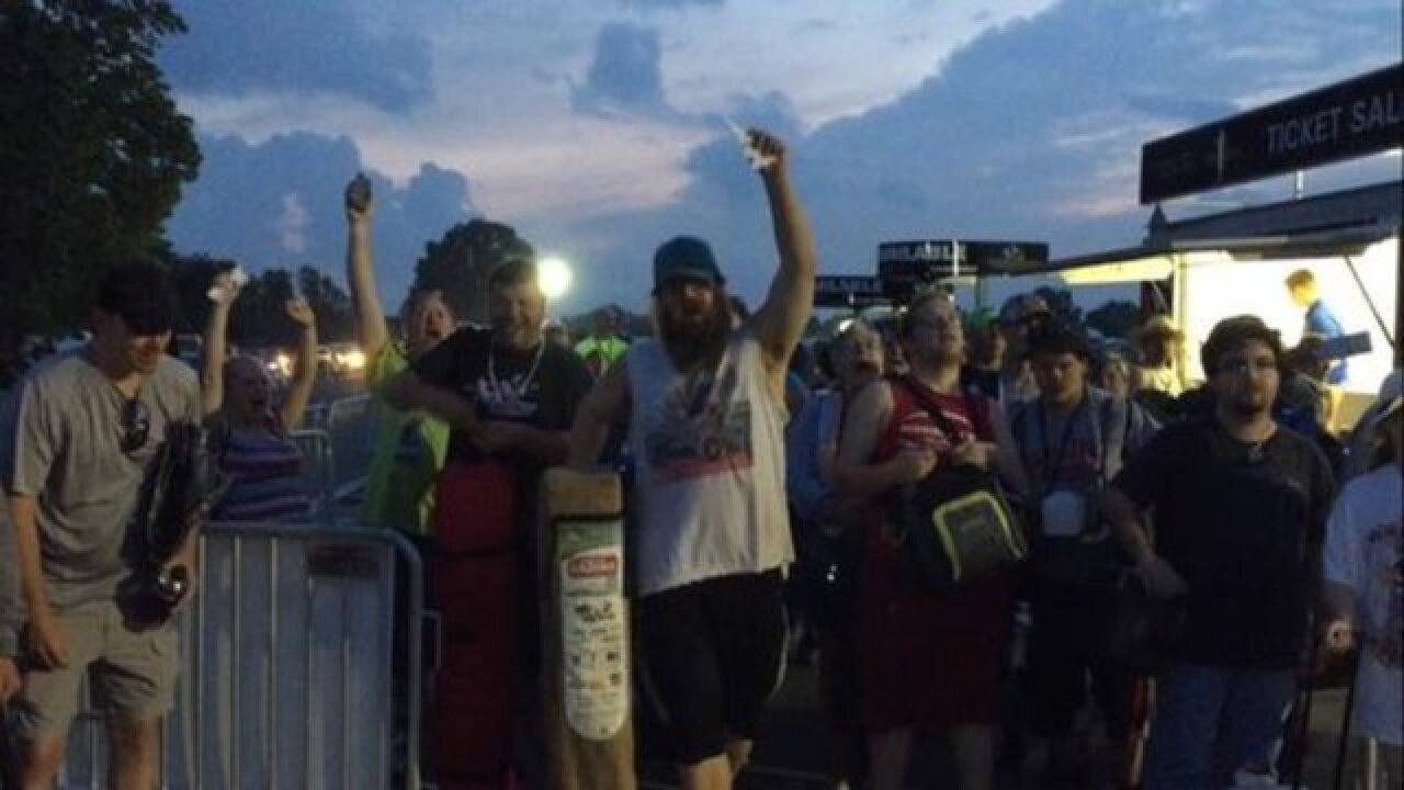 PHOTOS: Early risers ready for the race