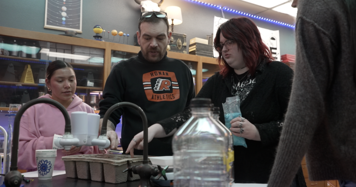 Profesor de la escuela secundaria Ronan incorpora prácticas tradicionales en las clases de ciencia