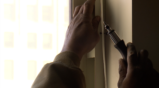 V removes hinges from window.png