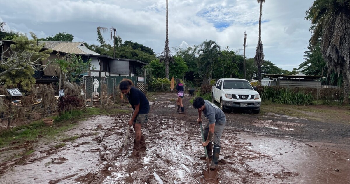 Neighbors, volunteers dig out from thick volcanic mud after Hawaii floods