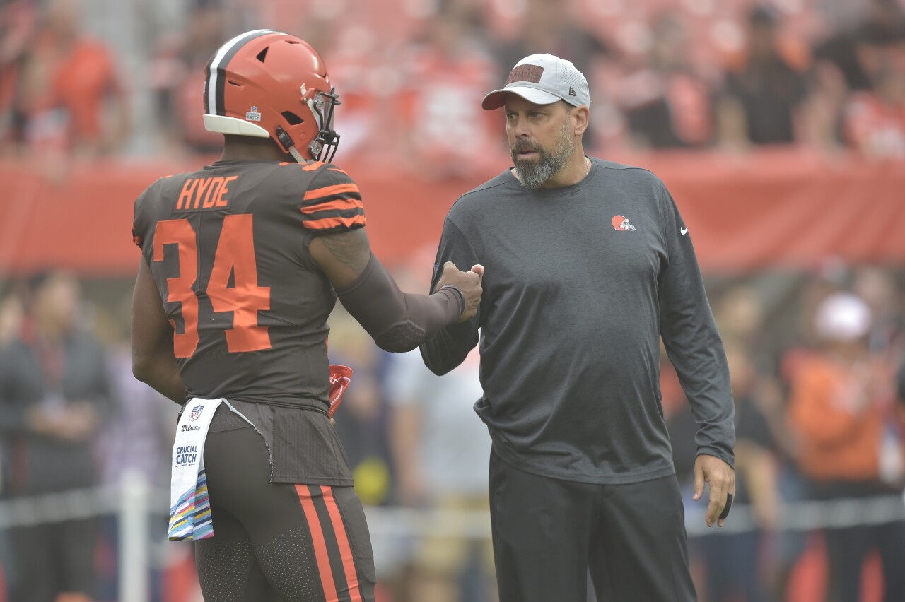 Todd Haley, Cleveland Browns offensive coordinator, speaks to running back Carlos Hyde in 2018