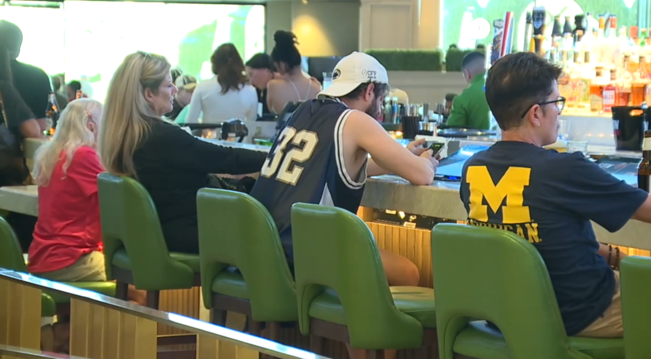 March Madness betting brings packed crowds, high energy to Las Vegas sportsbooks