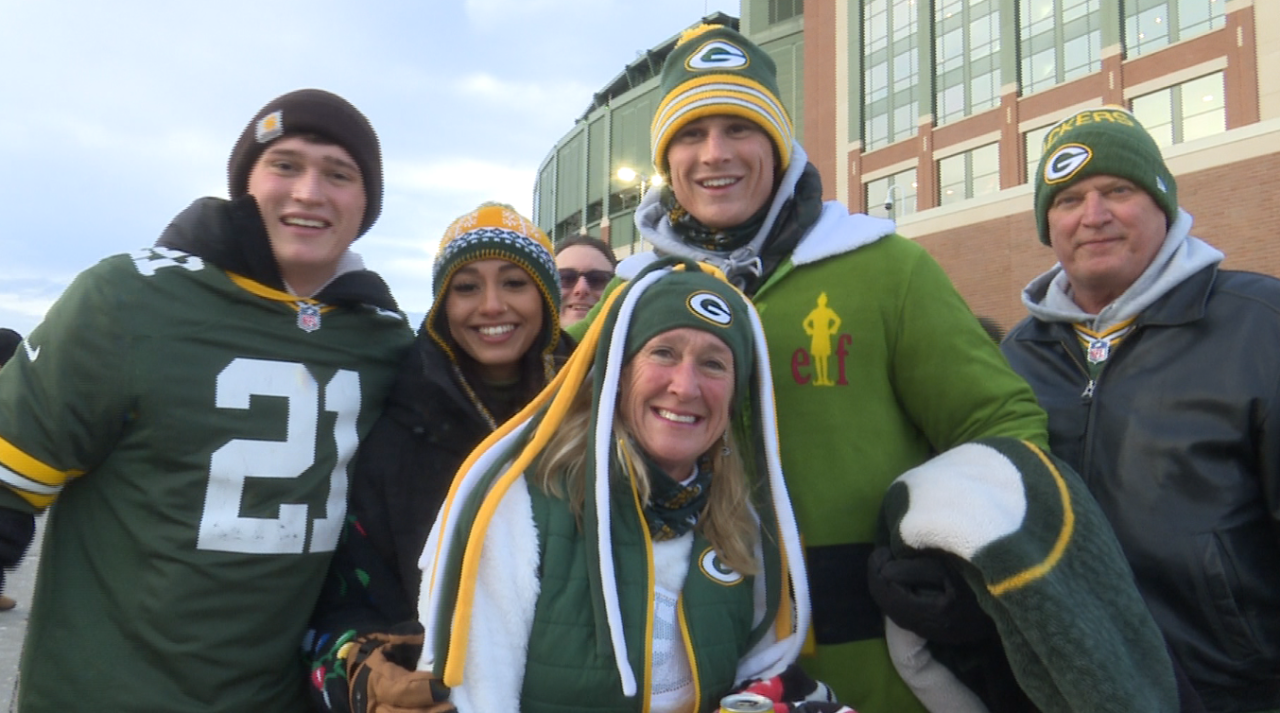Packers vs. Browns: Fans celebrate Christmas at Lambeau Field