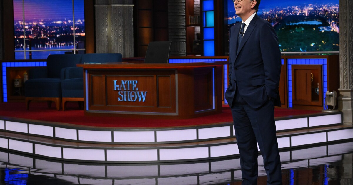 Ο Stephen Colbert επιστρέφει στο Monroe Public Radio μετά την τελευταία εκπομπή “Late Night”.