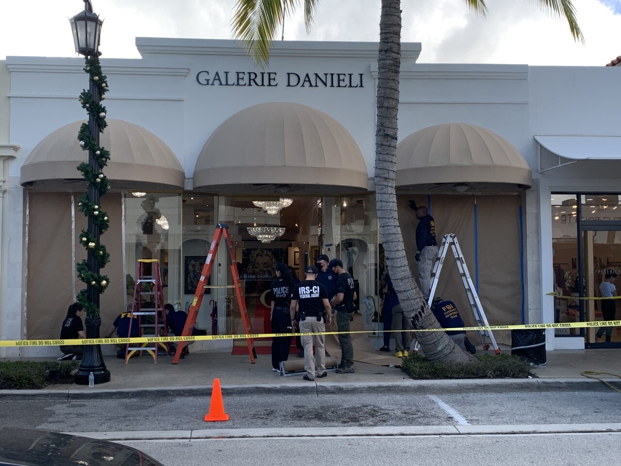 FBI and IRS-CI agents outside Galerie Danieli on Worth Avenue in Palm Beach, Dec. 15, 2021