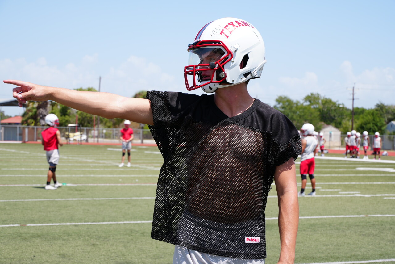 Ray senior quarterback Tripp Thompson