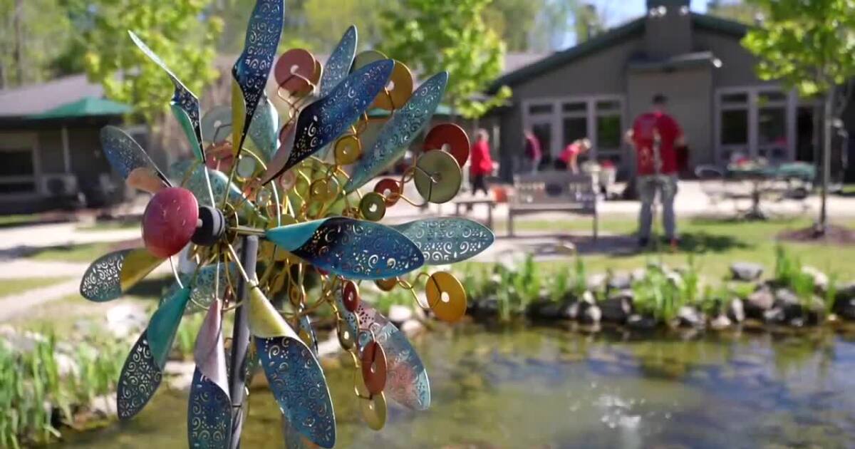 WEEK OF KINDNESS: Beautifying Hospice of Lansing's courtyard