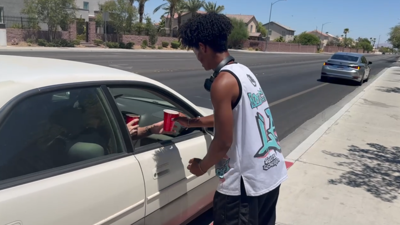 Northwest Las Vegas teen's lemonade stand gets big boost from neighbors, online community