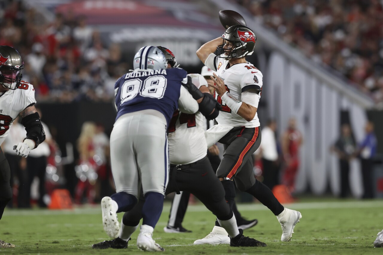 Tampa Bay Buccaneers QB Tom Brady throws vs. Dallas Cowboys, Sept. 9, 202