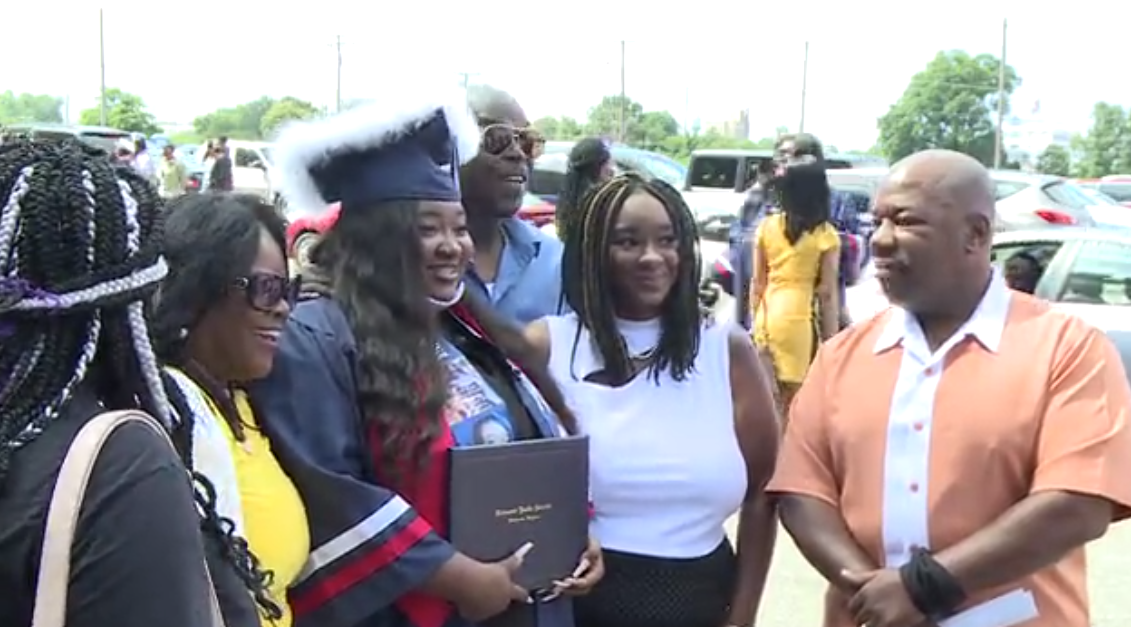 Wythe graduation at the Diamond 04.png