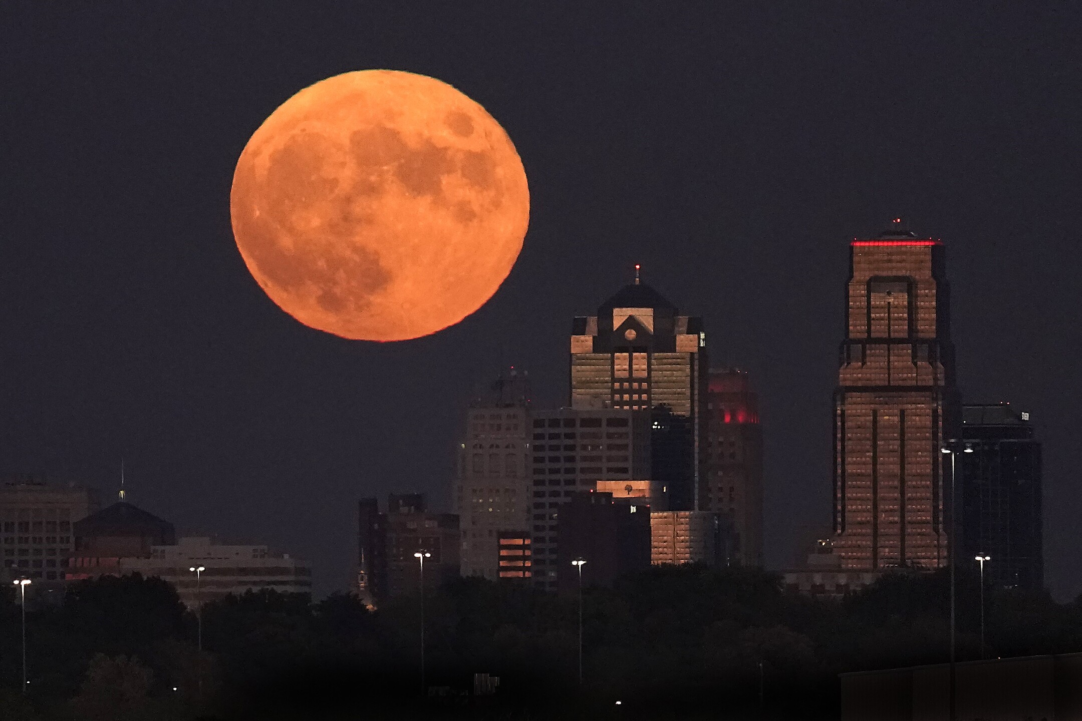 PHOTOS Hunter's Moon rises, reaches peak illumination Sunday