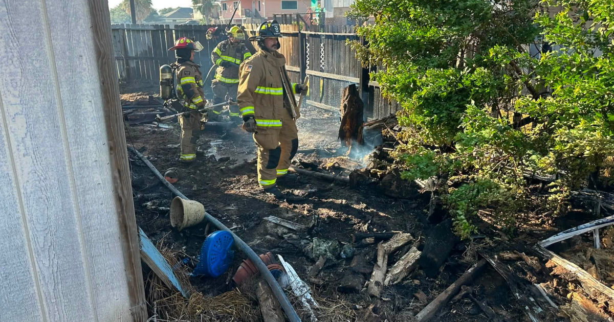 Flour Bluff grass fire spreads to fence before crews quickly extinguish blaze