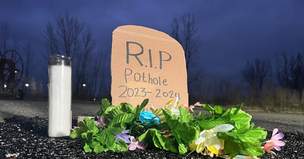 Parodied pothole packed in - Vimarsana News