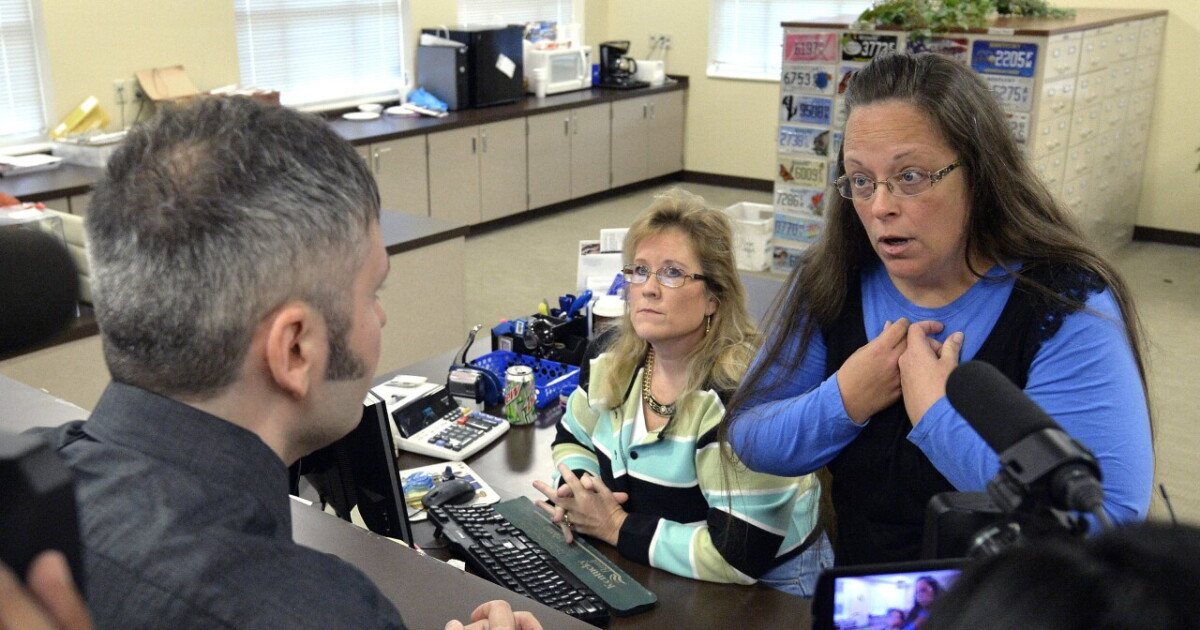 Jury awards $100K to gay couple in Kim Davis trial - Vimarsana News