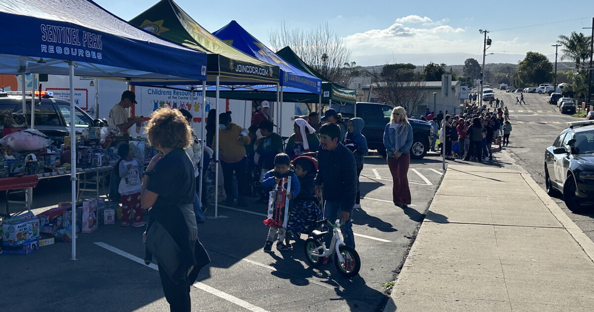 Hundreds line up for huge holiday toy distribution in Oceano - Vimarsana News