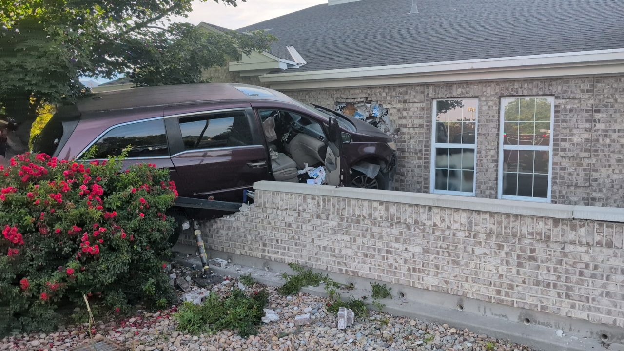 Minivan crashes into church in Lehi