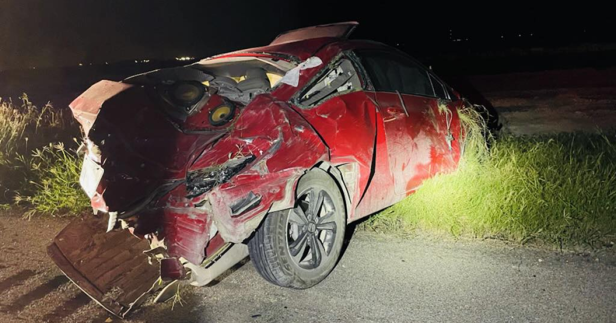Texas State Troopers investigating a fatal single-car accident on US-77