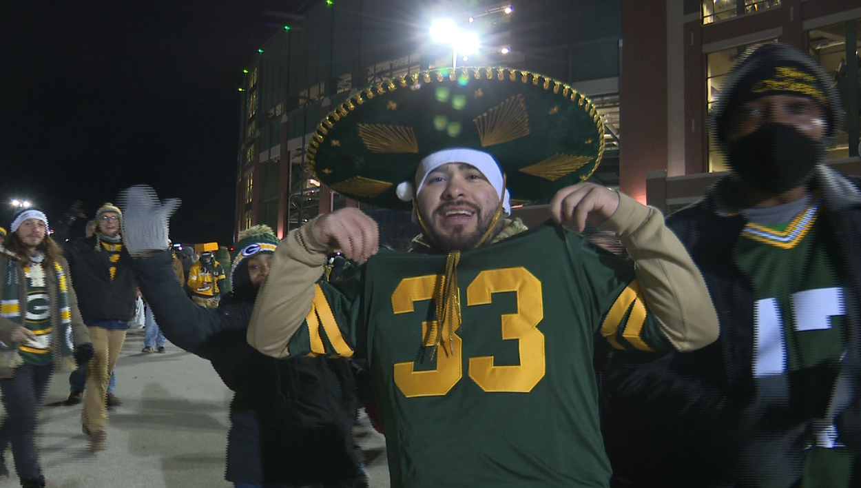 Packers vs. Browns: Fans celebrate Christmas at Lambeau Field