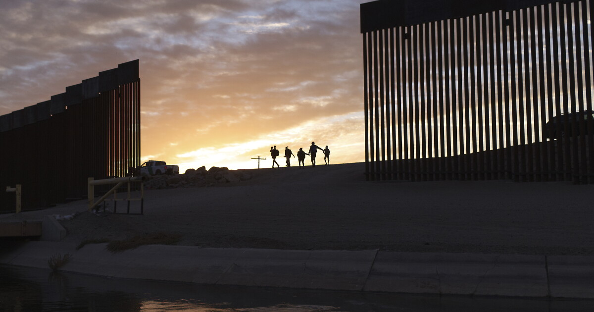 New push on Arizona border, urging Democrats to focus on immigration - Vimarsana News