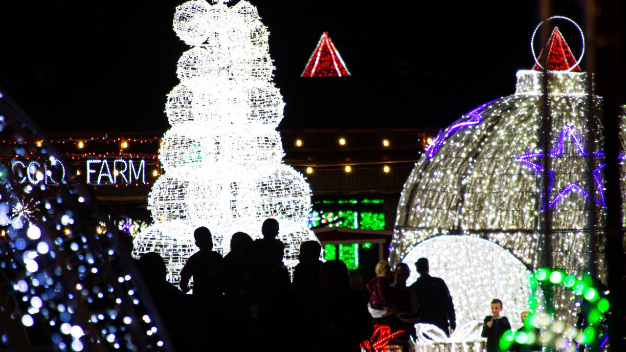 2020 Christmas Lights In Phoenix Where To See Holiday Lights Around The Valley Guadalupe Christmas Parade 2021