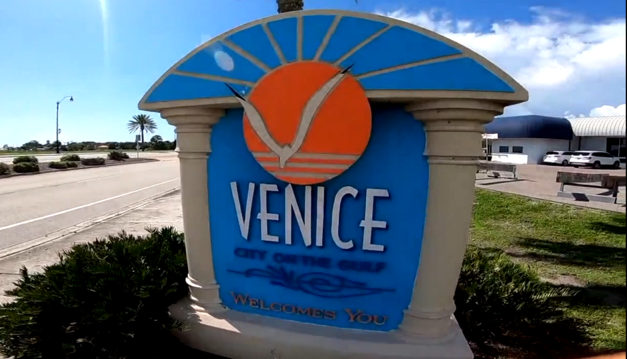 Welcome to Venice sign
