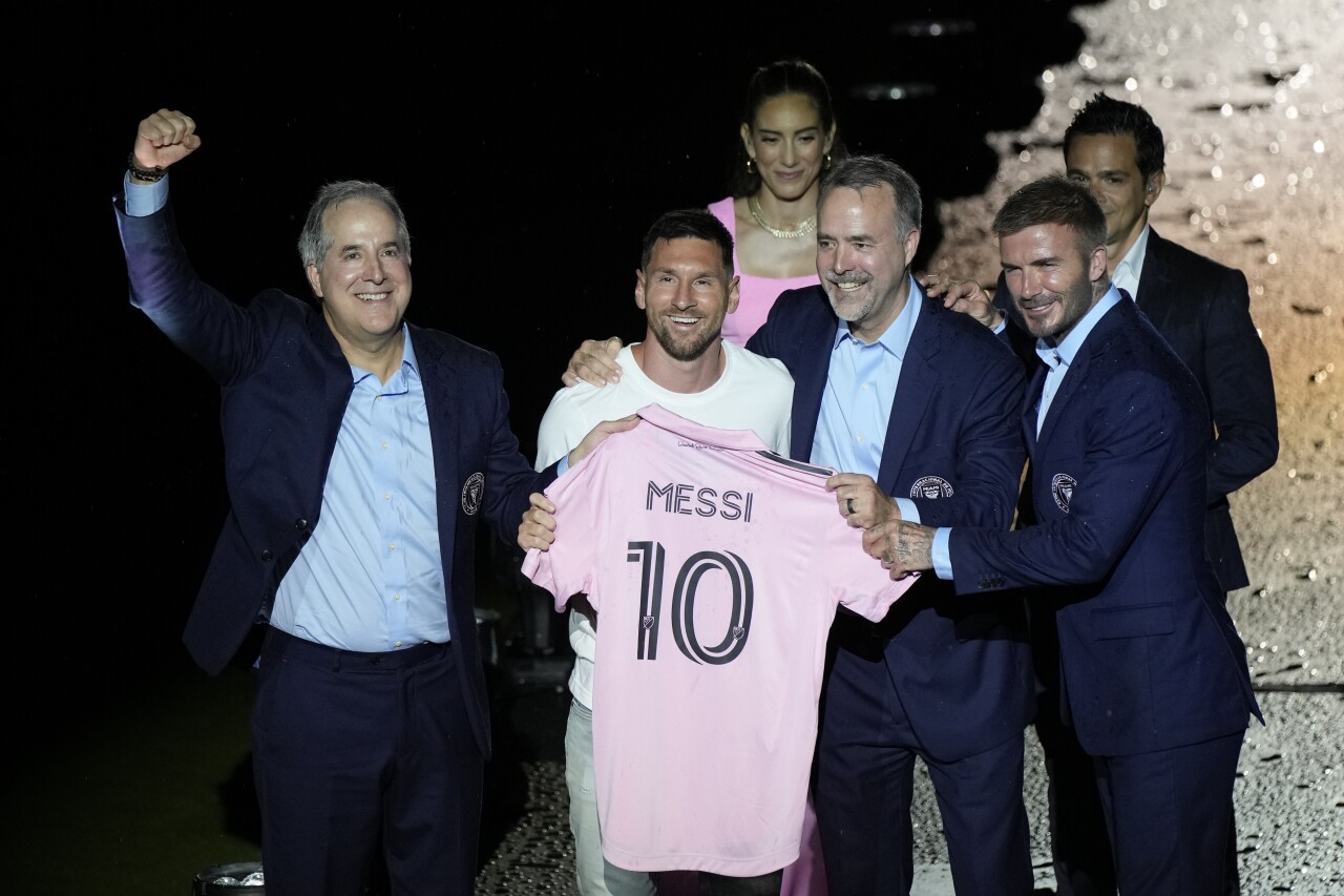 Lionel Messi holds Inter Miami jersey with team owners Jorge Mas, Jose Mas and David Beckham, July 16, 2023