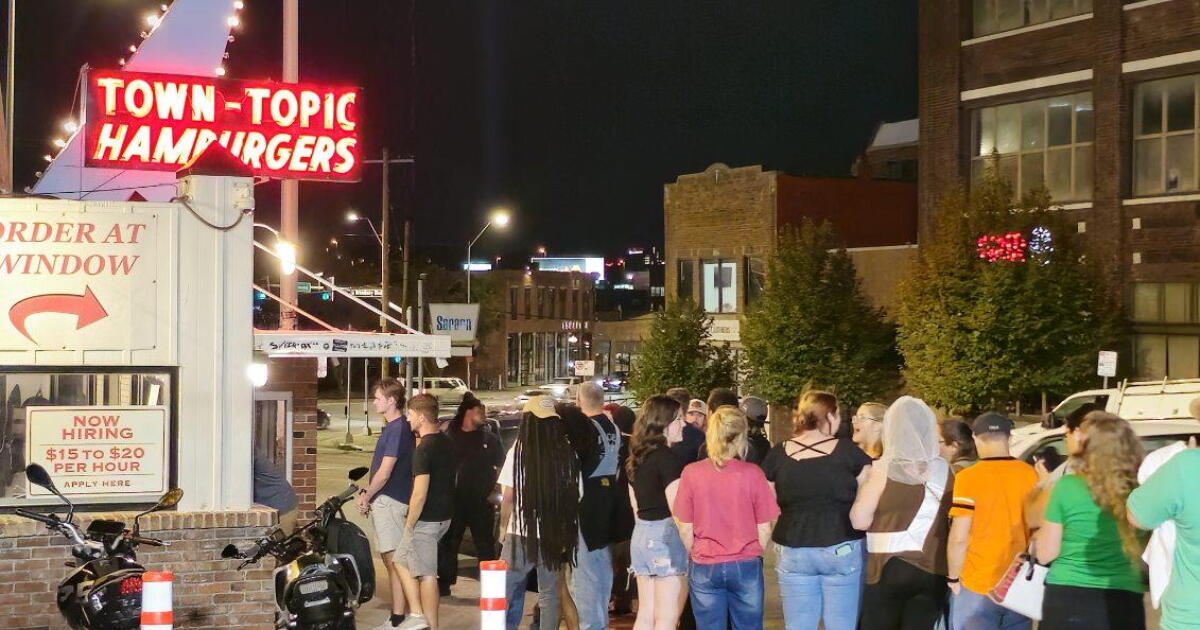 Town Topic Hamburgers cashes in on recent star-studded concerts in KCMO - Vimarsana News