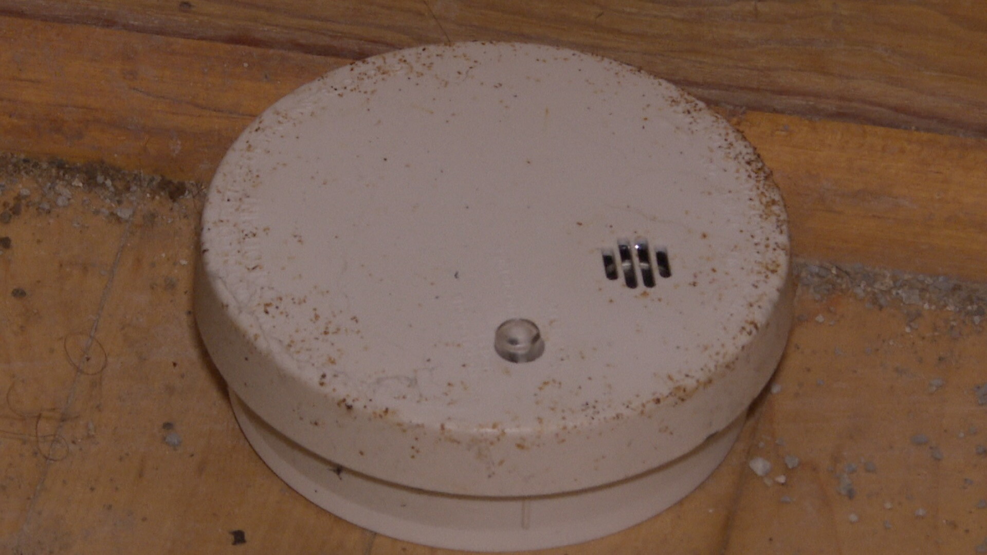 Smoke detector found on the floor 