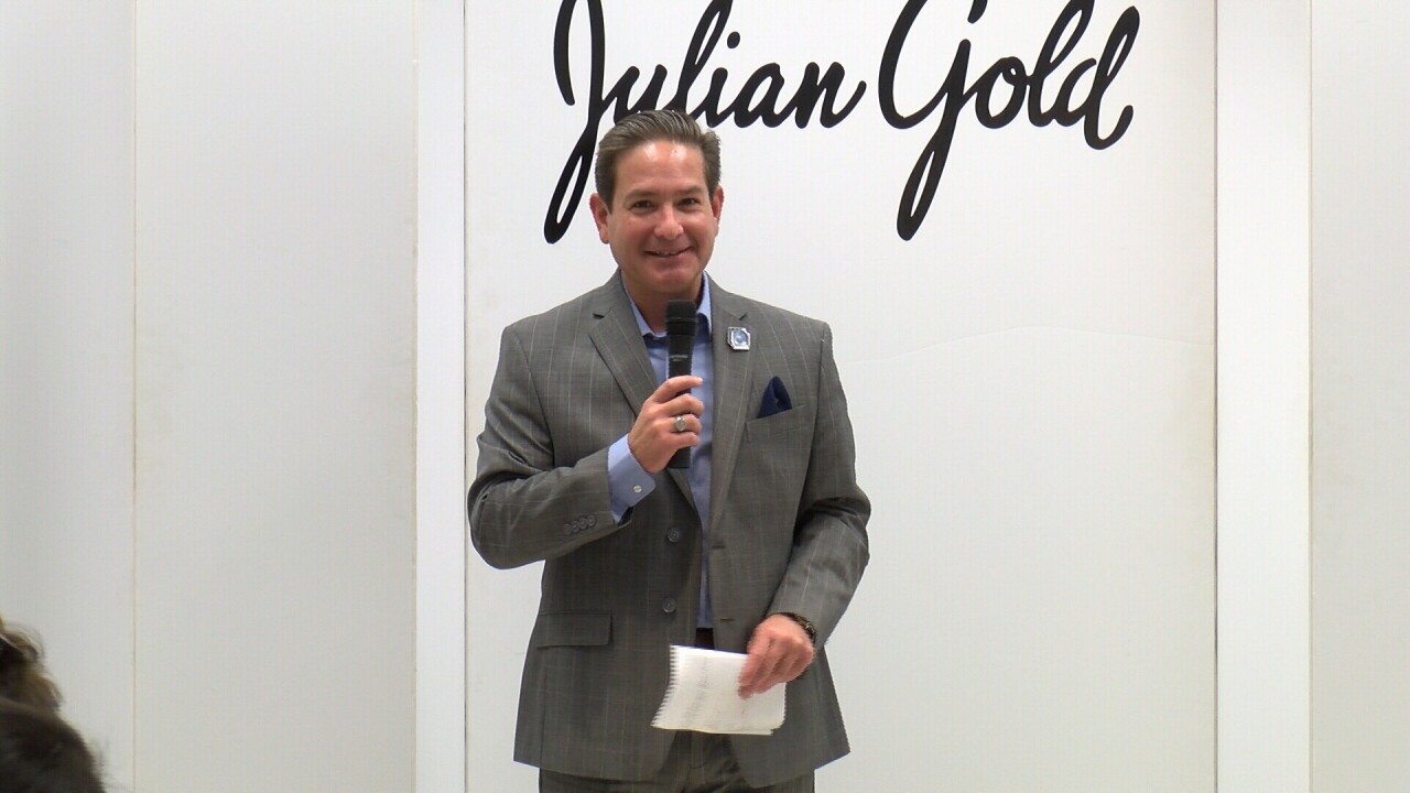 JULIAN GOLD3 2019.jpg