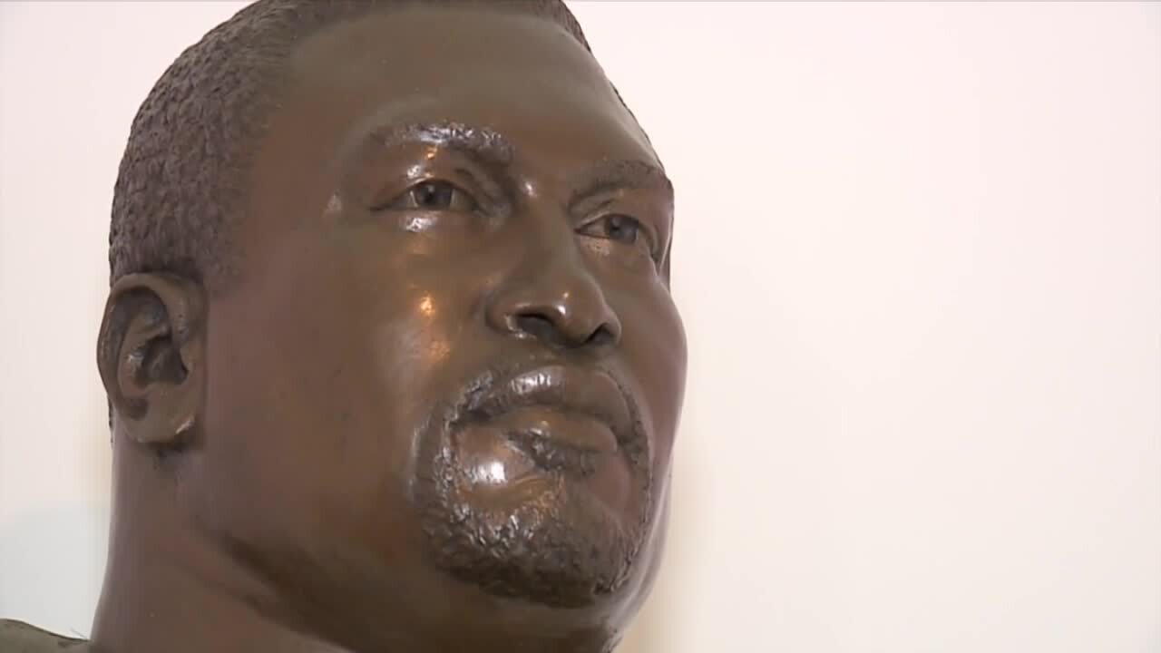 Wille Roaf, Pro Football Hall of Fame bust in his Hutchinson Island home