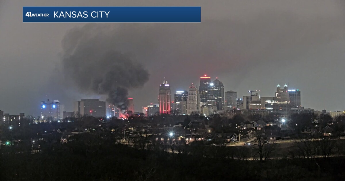 Fire crews battle blaze at abandoned apartment building in Kansas City ...